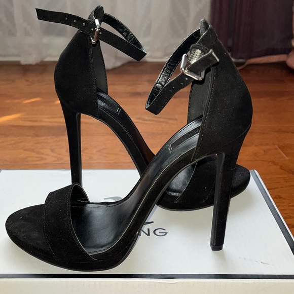 🚨SOLD🚨Black 6-inch Heels - Picture 1 of 3